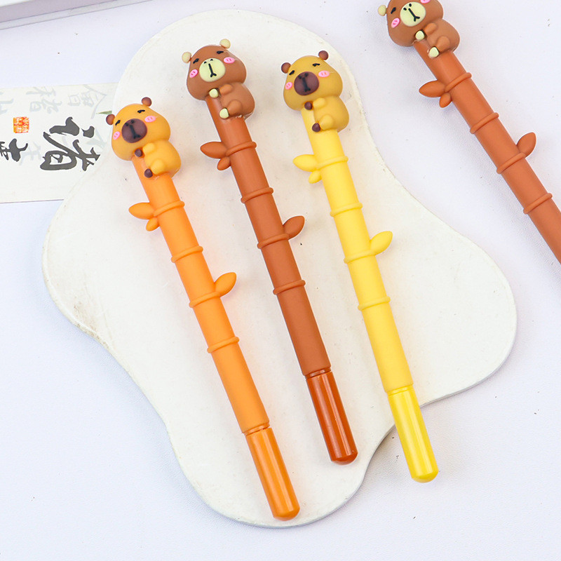 

PULPEN GEL GANTUNGAN KARAKTER BONEKA CAPYBARA, MONYET DAN PANDA LUCU KAWAII TINTA HITAM