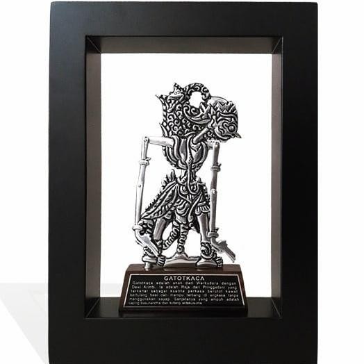 Hiasan Dinding Ruang Tamu Frame Wayang Souveni Wayang Logam