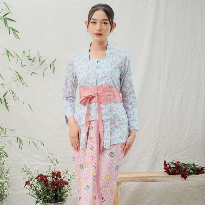 

Kebaya kutubaru kancing gayatri lengan panjang meradelima katun jepang biru muda - XS
