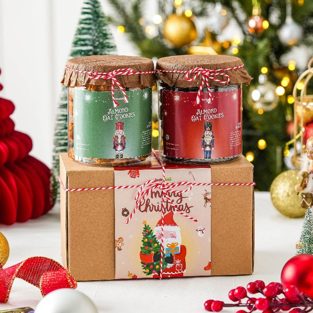 

Hampers Natal / Christmas Hampers - Oatmeal Cookies 2 Jar + FREE KARTU + TALI + VOUCHER + BUBBLE WRAP | LUCKYBITE/Terbaru