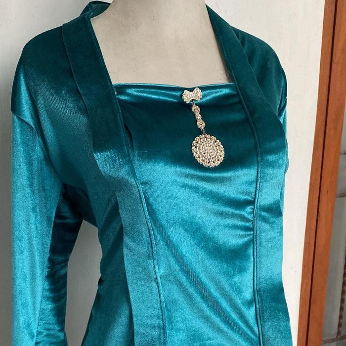 

Kebaya Kutubaru Bludru/Beludru Warna Ready banyak PREMIUM termurah bahan tebal melar adem batik graduation dress busui burgundy fit modern slimfit toska - Emerald Muda, L