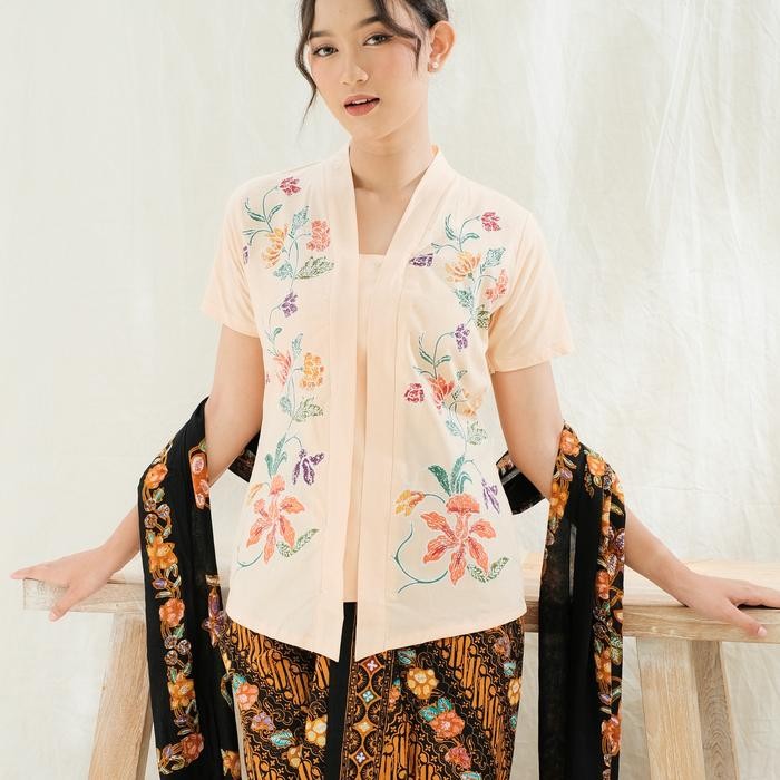 Kebaya Encim Batik Malia Lengan Pendek Meradelima Katun Cream - M