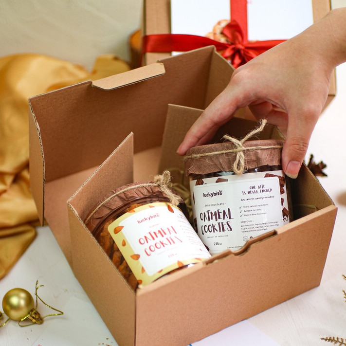 

TERLARIS Hampers / Gift Box / Kado - Oatmeal Cookies 2 Jar + FREE Greeting Card + Pita + Bubble Wrap | LUCKYBITE