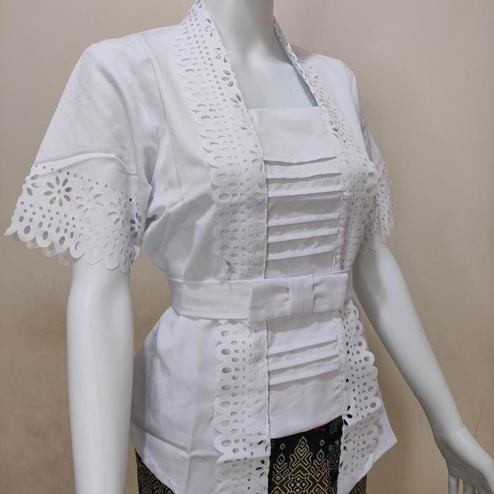 

Atasan Kebaya Kutubaru Modern Lengan Pendek Laser Cut Mewah Warna Putih Cerah Merah Marun Kekinian | Kutu Baru Wanita Dewasa Moderen Acara Pesta Kondangan Lamaran Akad Nikah Wisuda Elegan Terbaru Gianna - Putih Cerah, XL