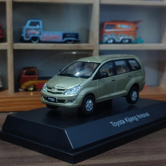 Diecast Toyota Innova Old Champagne Auto2000 1:43 RARE Miniatur