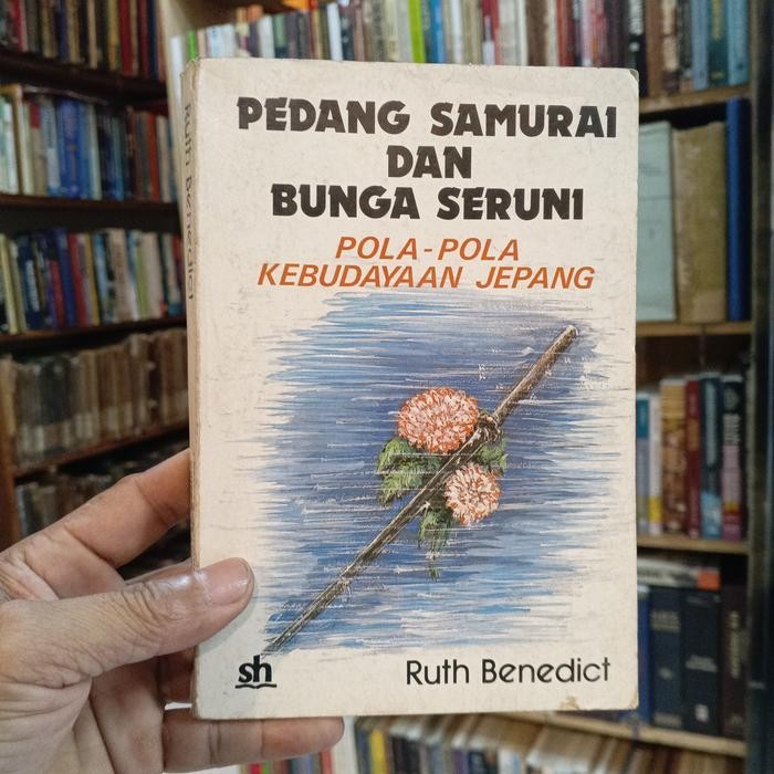 PEDANG SAMURAI DAN BUNGA SERUNI POLA POLA KEBUDAYAN JEPANG