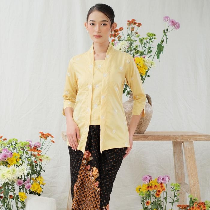 

Kebaya kutubaru bordir elanna lengan 7/8 meradelima katun kuning - XS