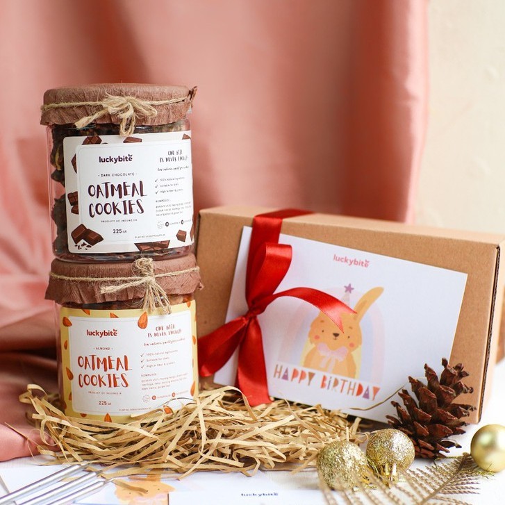 

Birthday Hampers / Hampers Ulang Tahun - Oatmeal Cookies 2 Jar + FREE Greeting Card + Pita/Terbaru
