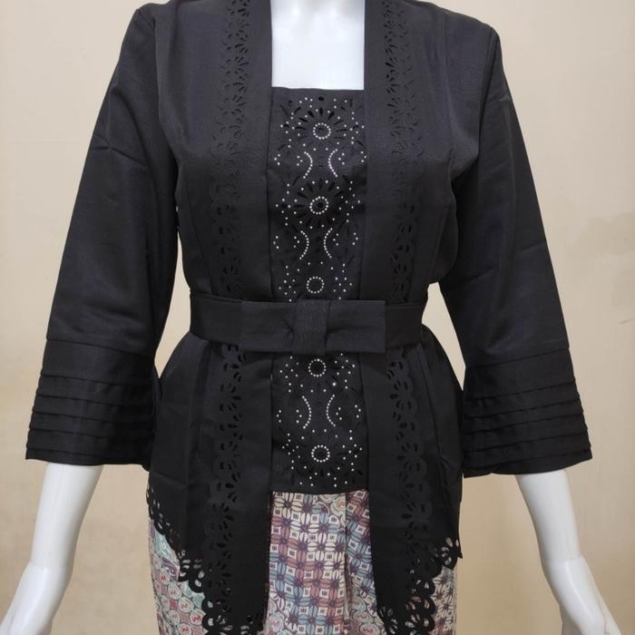 

SL Collection - Atasan Kebaya Kutubaru Modern Elegan Amora Bahan Baloteli Premium Laser Cut Mewah Lengan 7/8 Aneka Warna Kekinian | Pakaian Wisuda Acara Pesta Kondangan Tunangan Lamaran Akad Nikah Wanita Terbaru - Hitam, XL