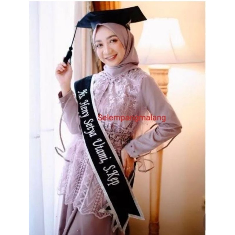 SELEMPANG WISUDA BLUDRU PITA (1 HARI JADI) Selempang Wisuda Klaten