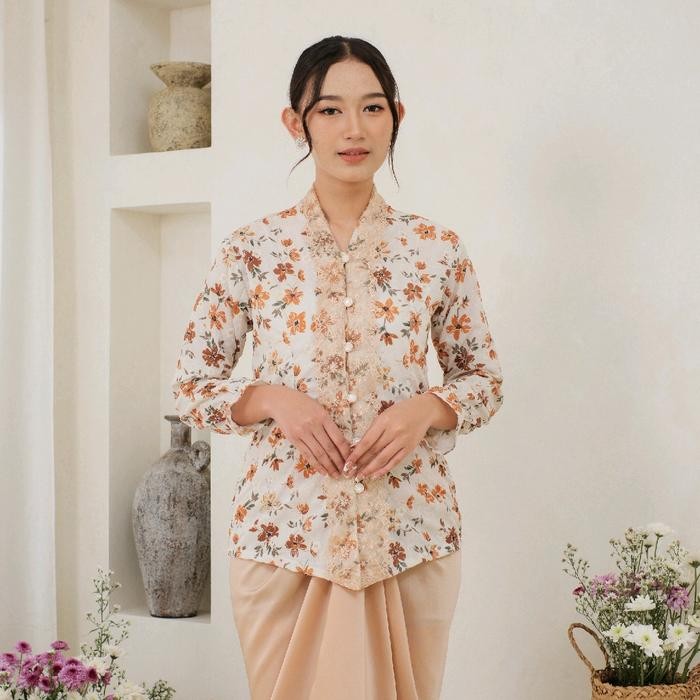 

Kebaya Kartini Katun Bordir Modern Rumaisha White Brown by Kalisha Batik - XL