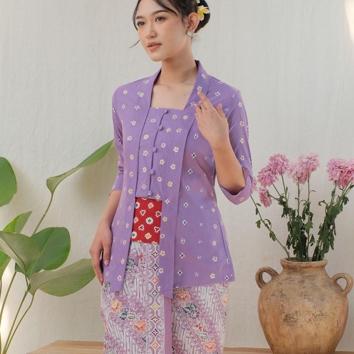 

Kebaya Kutubaru Etnik Jasmine Lengan 7/8 Meradelima Katun Ungu - XL