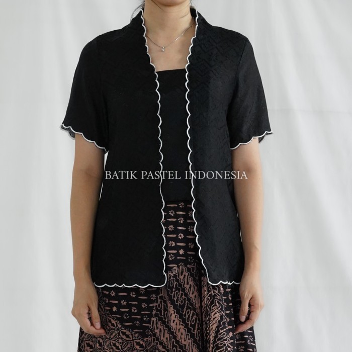 

Awan atasan Kebaya Kutubaru Bordir Scallop Viscose - Batik Pastel - Black PDK, S-M