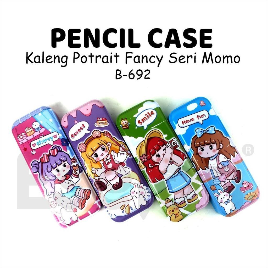 

Kotak Pensil Kaleng MOMO B-698 / Tempat Pensil Kaleng Fancy MOMO
