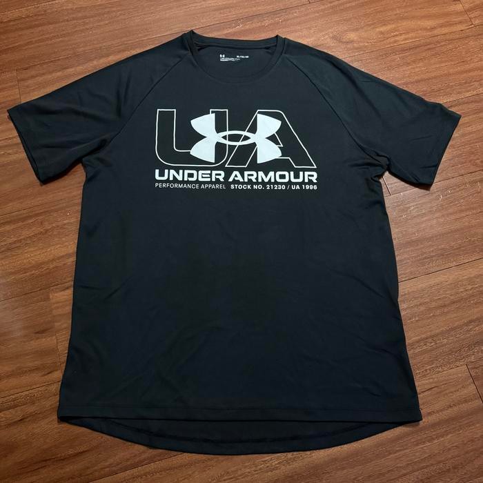 Kaos Tshirt Under Armour Hitam Putih - Size XL