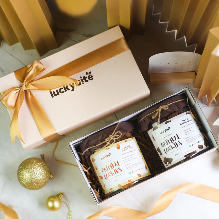 

TERLARIS Hampers / Gift Box / Kado - Semi Hardbox - Oatmeal Cookies 2 Jar + FREE Greeting Card + Pita + Bubble Wrap | LUCKYBITE