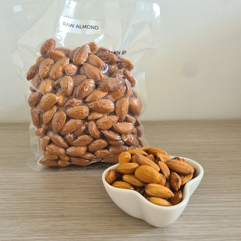 

Almond Raw ( Kacang Almon Mentah Segar Utuh ) - 1000 gr