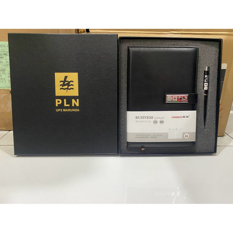 

KAYDEN STORE FREE Custom Grafir Nama | Giftset Souvenir Eksklusif Notebook AG A5 Dan Pulpen | Hampers Mewah Event Perusahaaan Organisasi - Exclusive Giftset