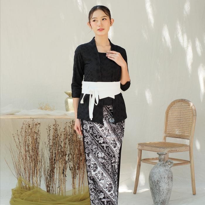 

Kebaya kutubaru bordir elanna lengan 7/8 meradelima katun hitam - XS