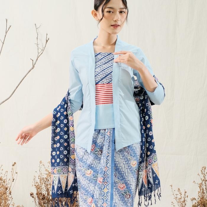 

Kebaya Kutubaru 2 in 1 Lengan 7/8 Meradelima Katun Jepang Biru Muda - XS