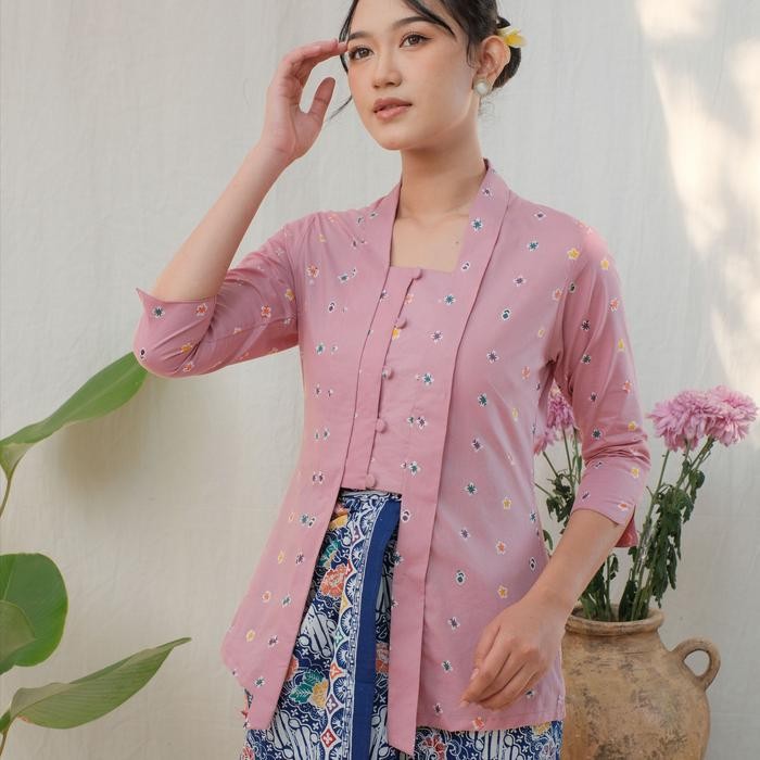 

Kebaya Kutubaru Etnik Jasmine Lengan 7/8 Meradelima Katun Dusty Pink - XS