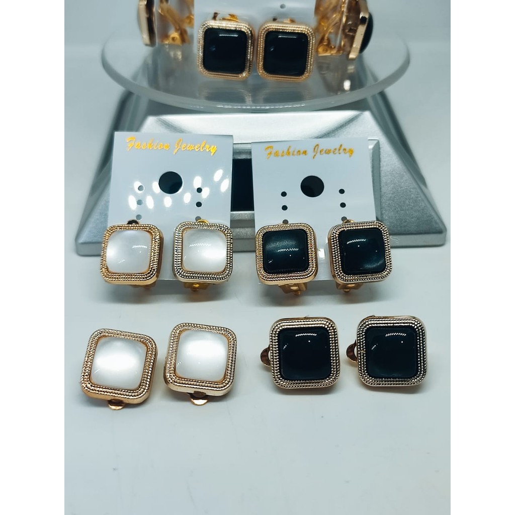 BISA COD. Anting Kerudung Hijab Jilbab Model Jepit Kotak Hitam & Putih / Anting Jepit Klip Hijab / A