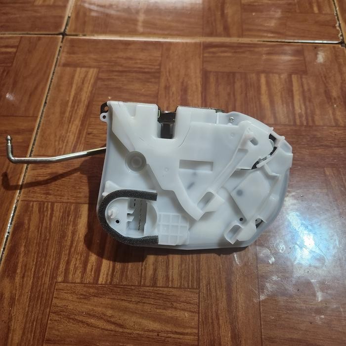 

Door lock pintu tengah kanan mitsubishi Xforce original