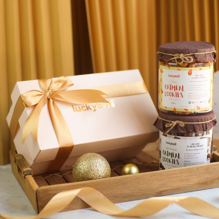 

Hampers / Gift Box / Kado - Semi Hardbox - Oatmeal Cookies 2 Jar + FREE Greeting Card + Pita + Bubble Wrap | LUCKYBITE