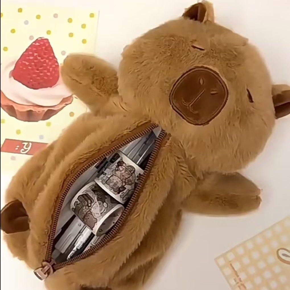

Kotak Pensil Boneka Bulu Lucu CAPYBARA PLUSHIE Edition Gwiyeo Pencil Case Stationery Bag Kawaii Doll