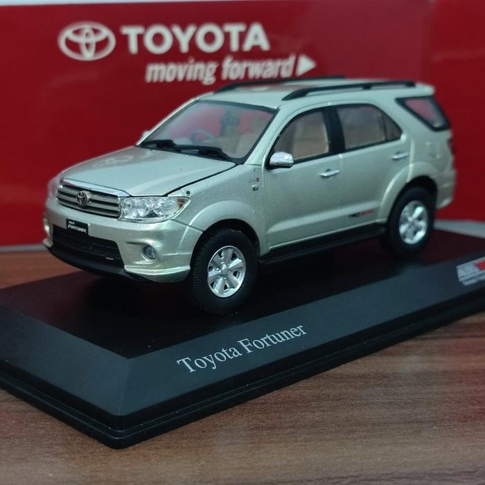 Diecast Toyota Fortuner Auto2000 Dealer Box 1:43 Miniatur