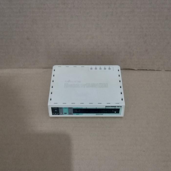 Router Mikrotik RB750GL used - Minus ether3