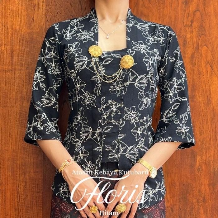 

Atasan Kebaya Kutubaru Lengan Lonceng Monochrome Floris - Hitam, M