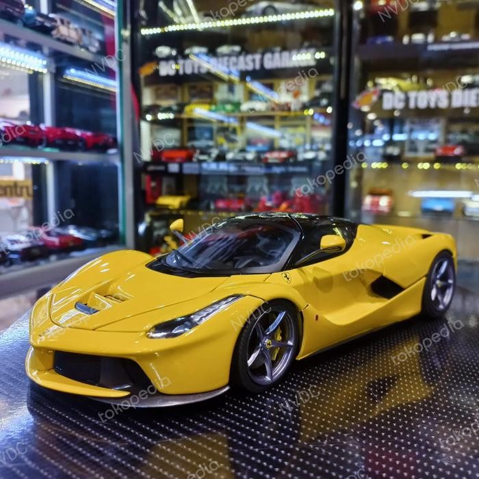 Diecast Ferrari LaFerrari Yellow  Hotwheels Elite Openable Features