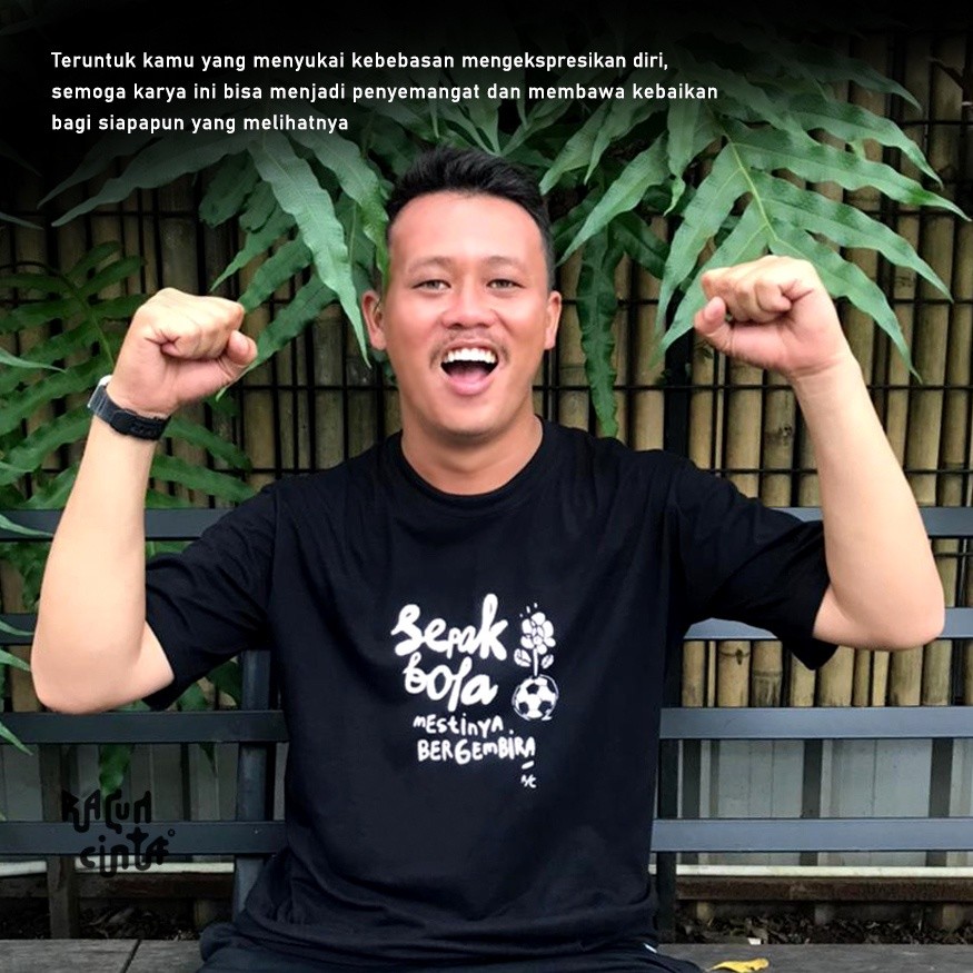 racun cinta - Kaos Hitam Cowok / Pria Sepak Bola Indonesia