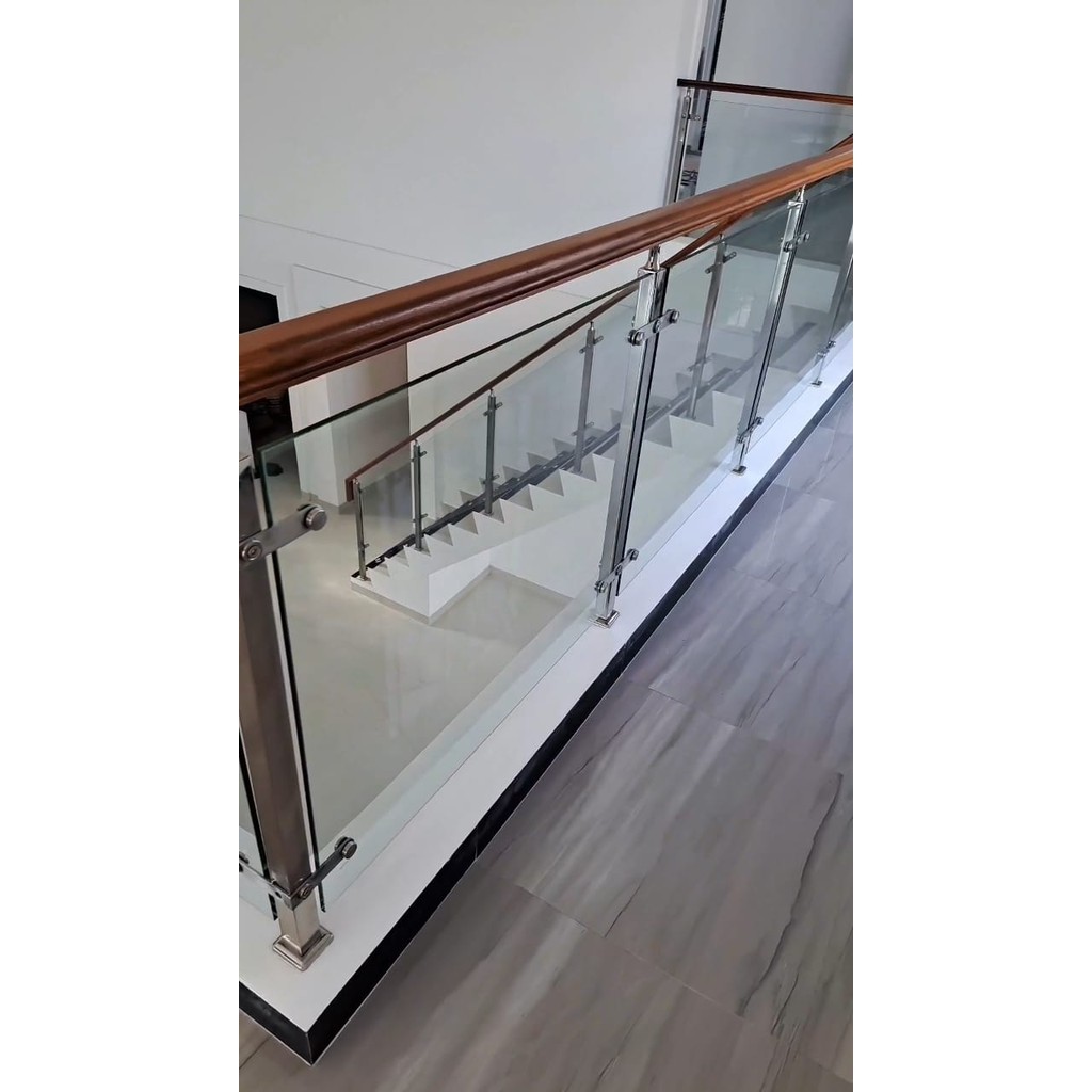 reling tangga kaca 8mm rangka stenlis pegangan kayu elegan harga terjangkau