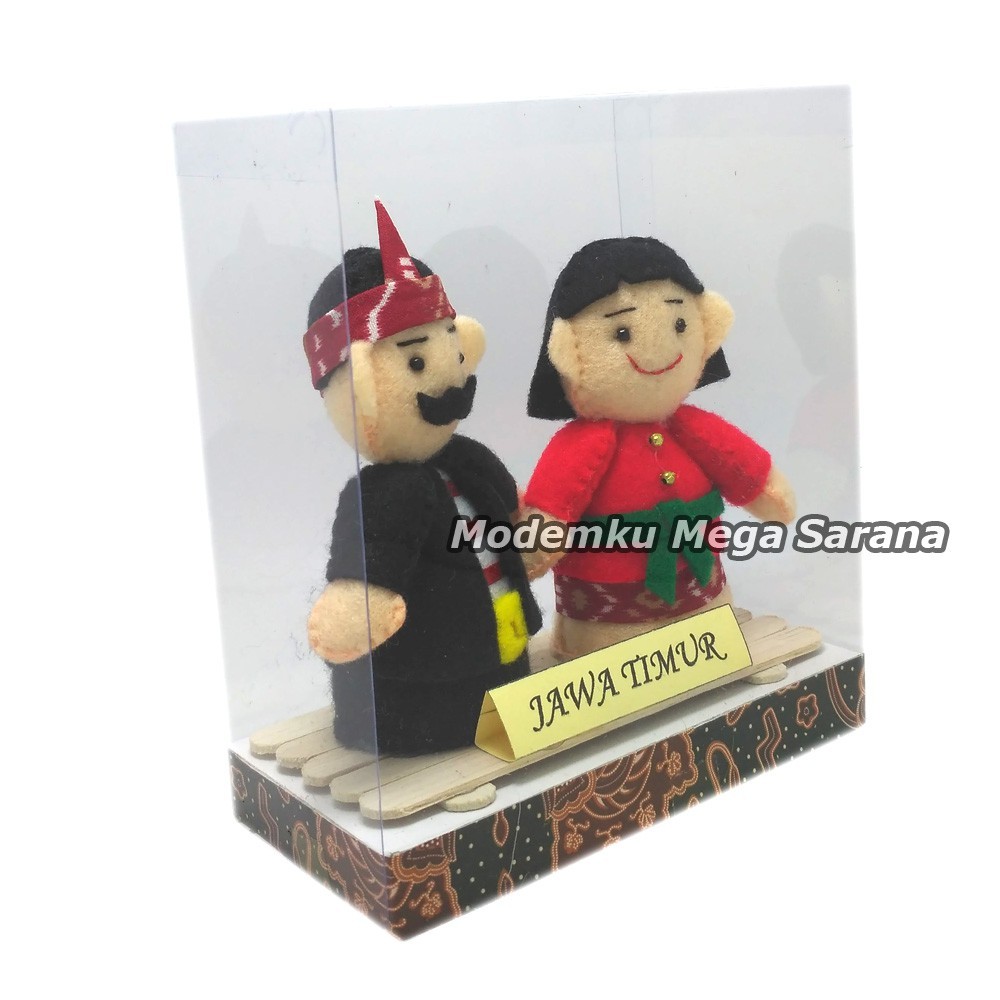 Sepasang Boneka Pakaian Adat Jawa Timur