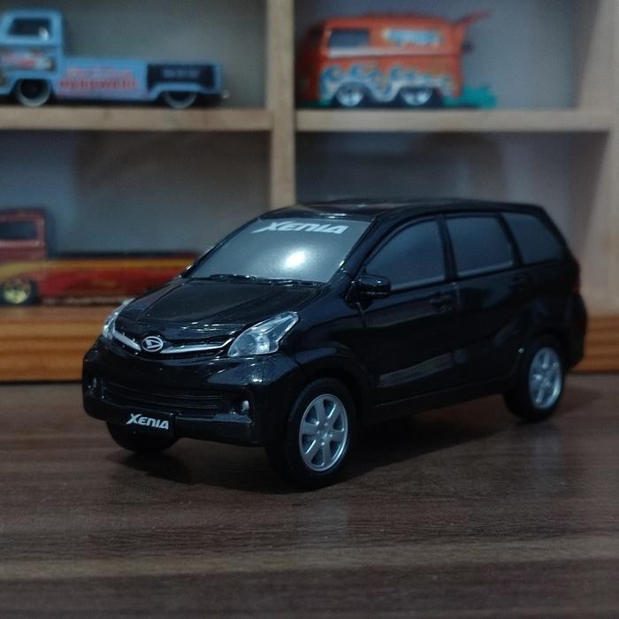 Diecast Daihatsu Xenia Skala 1:36 Dealer Box Miniatur