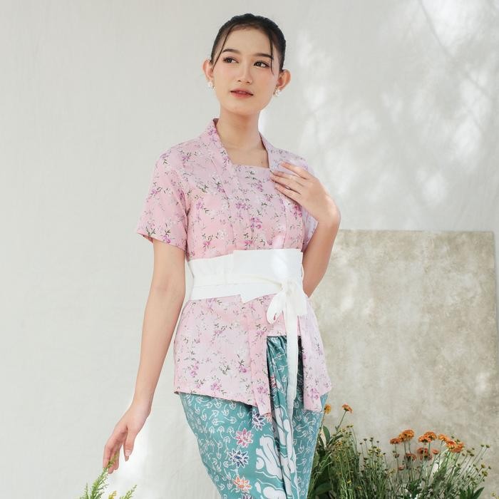 

Kebaya remaja kutubaru ajeng lengan pendek meradelima katun pink - S