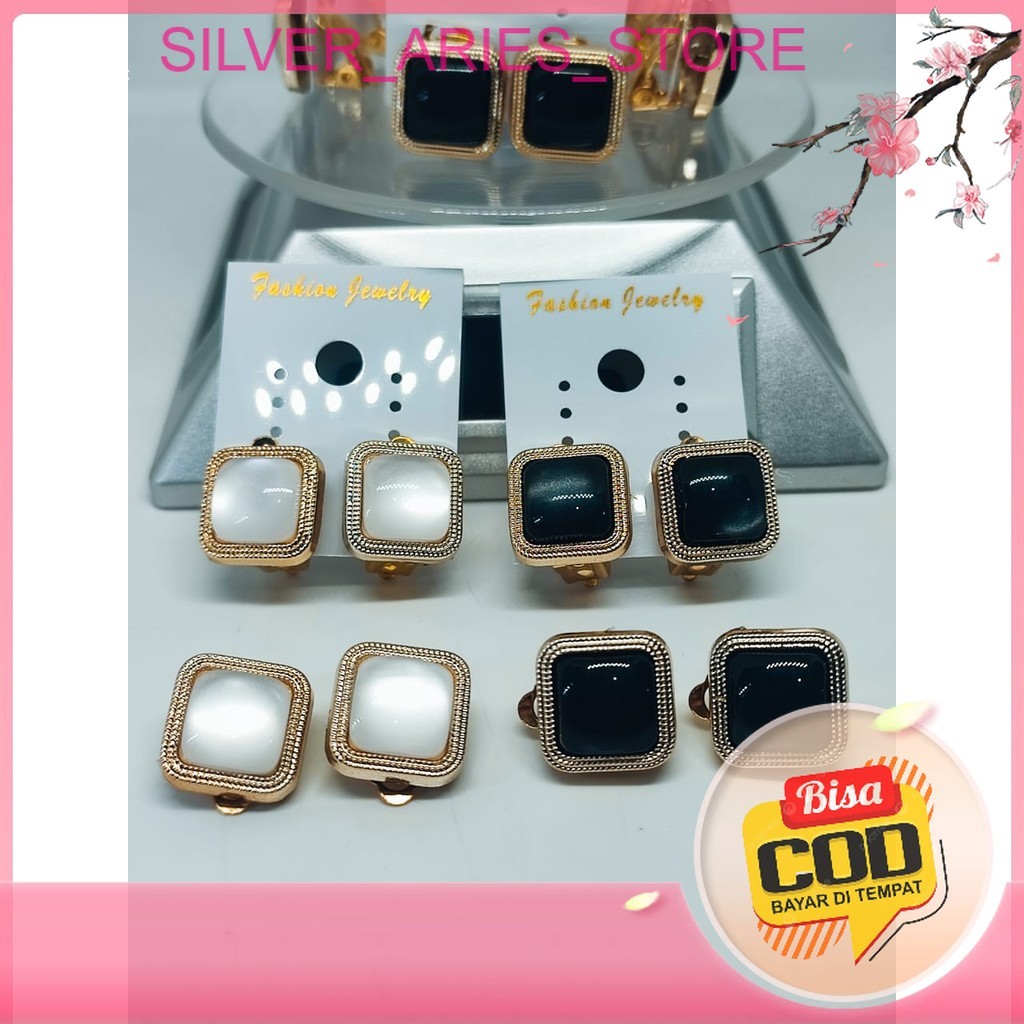 SA Store. Anting Hijab Model Kotak Hitam & Putih / Anting Jepit Klip Hijab / Anting Bunga Hijab Akse