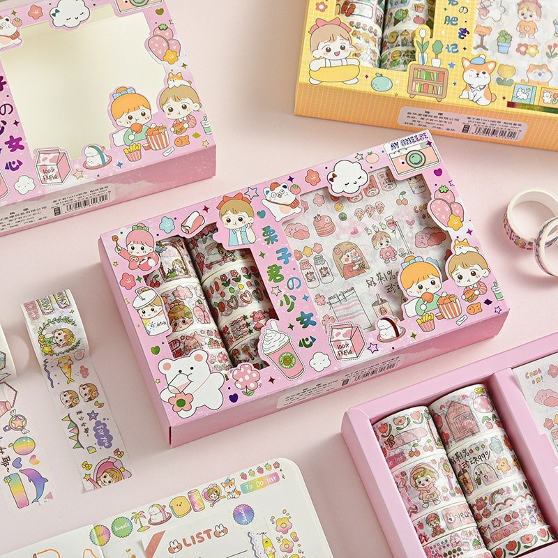 

Stiker MOMO VIRAL Set Box Premium Karakter Lucu + Roll Stiker + 10x10 Stiker Super Cute Kartun Gadis Washi Tape Set Lucu Kartun Tangan Akun Stiker Hias Tape Perlengkapan Alat Tulis