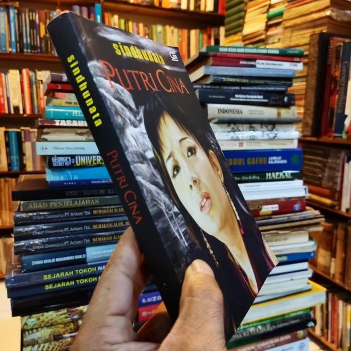 PUTRI CINA SINDHUNATA