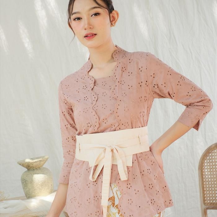

Kebaya kutubaru bordir elanna lengan 7/8 meradelima katun cokelat - XL