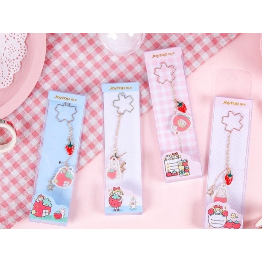 

Pembatas Buku Bandul Karakter Strawberry / Pembatas Buku Bahan Akrilik / Pembatas Buku Lucu / Paper Clip Bandul / Paper Clip Karakter Strawberry / Klip Buku Menjuntai / Joytop, Acrylic Page Folder Stbry Bobo OR-4644