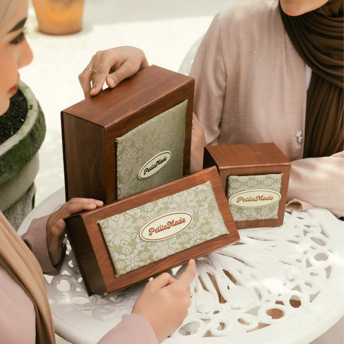 

Lapis Legit Wisman Lebaran - Hampers Lapis Legit Idul Fitri 2025 [PetiteMade.id] - Standard, Plum