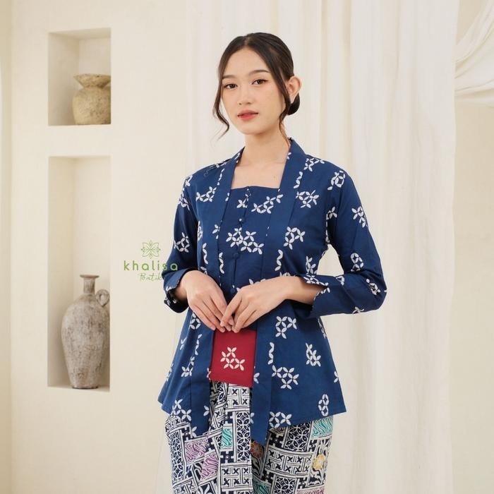 

Kebaya Kutu Baru Lengan Panjang Bahan Katun by Khalisa Batik - Shanaya Navy - XS