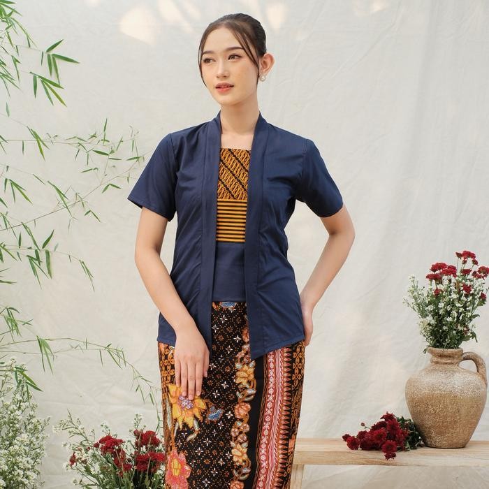 

Kebaya batik kutubaru 2 in 1 lengan pendek meradelima katun biru navy - XXL