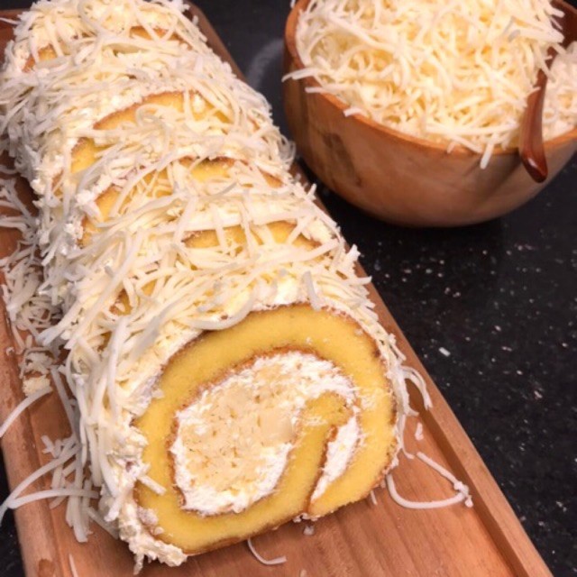 

Bolu Gulung Medan WhenCake Rasa Keju Topping Keju ( Panjang )