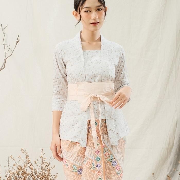 

Kebaya Kutubaru Clarris Lengan 7/8 Meradelima Katun Abu - abu - XL