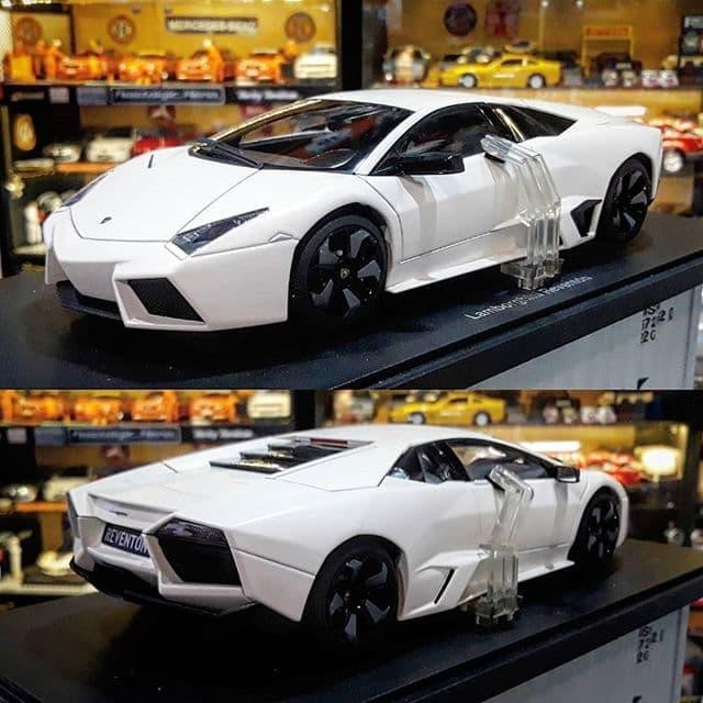 Diecast Lamborghini Reventon Matte White by Autoart Miniature