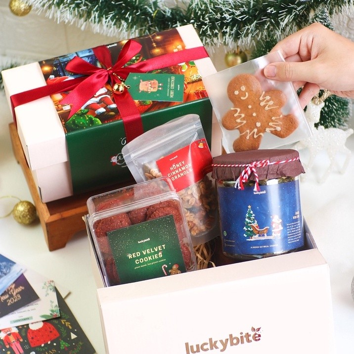 

Hampers Natal / Christmas Hampers - Semi Hardbox - Red Velvet Cookies + Oatmeal Cookies + Ginger Bread Cookie + Granola + FREE KARTU + PITA + LONCENG + VOUCHER + BUBBLE WRAP | LUCKYBITE/Terbaru